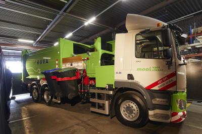 The electric side loader that the public collector ROVA will use at the location in Zwolle.